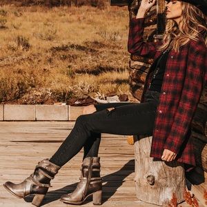 FREEBIRD BY STEVEN. Style:BAKER Color: STONE. EUC. Only worn a few times.